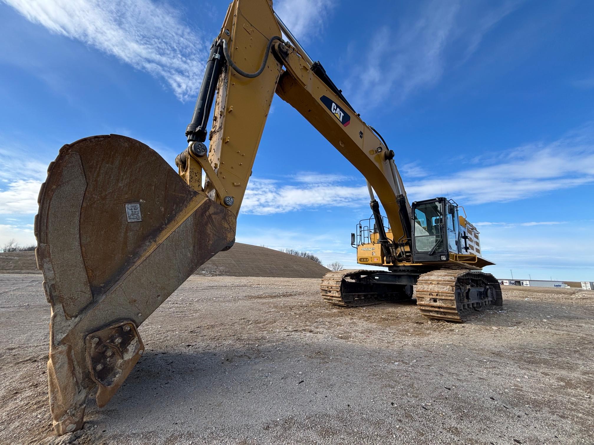 2019 CATERPILLAR 374FL